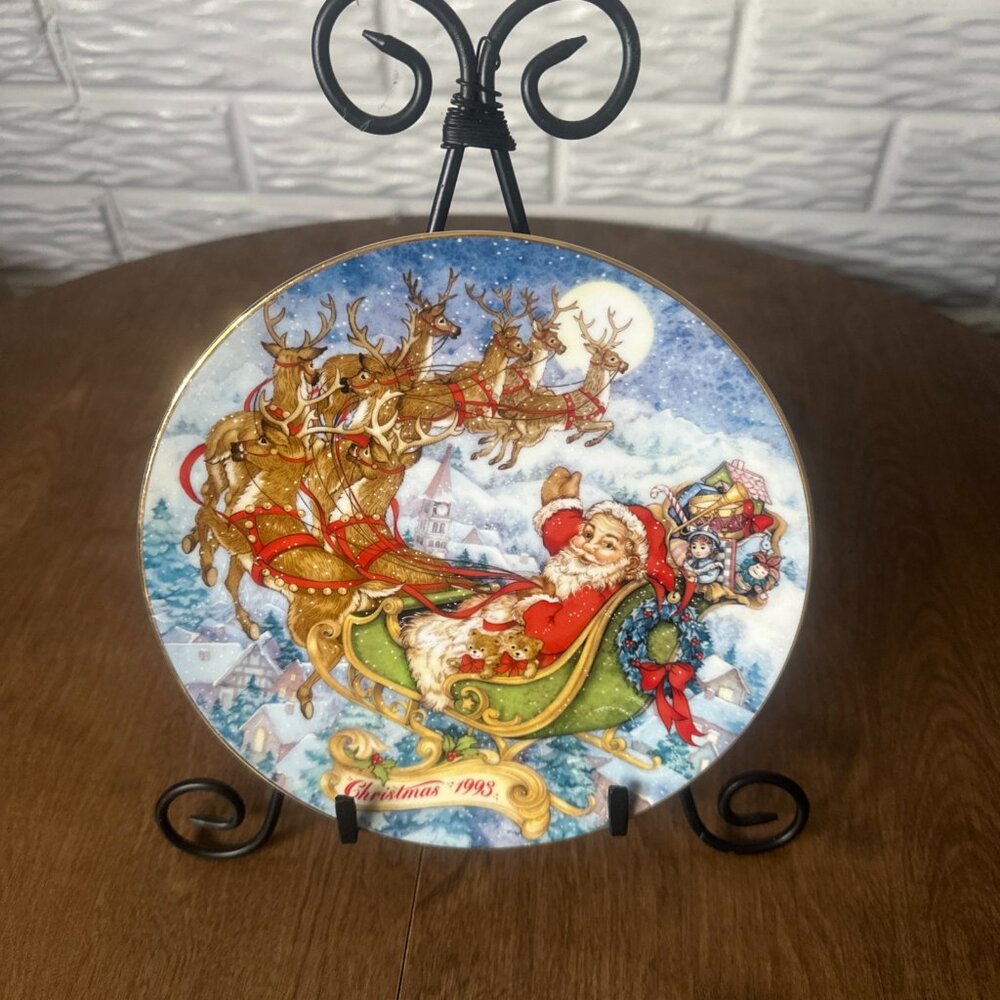 Avon 1993 Porcelain Christmas Plate 22K Gold Trim “Special Christmas Delivery”
